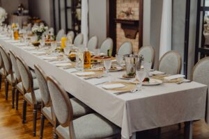 Zastawiony stó sali na chrzest Lipcowy Ogród.