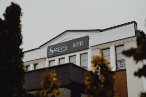 Budynek Sali na chrzest Hotel Santana.