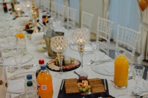 Piękne świece na stole w Hotelu Santana.