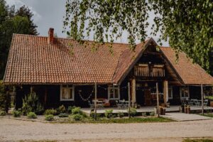 Budynek pod nazwą Dworek Rustykalny gdzie najczęściej odbywają się chrzty w majątku Howieny