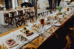 Stół pełen smakołyków na przyjęciu chrztu świętego w Majątku Howieny.