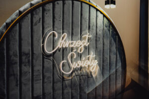 Ścianka do robienia zdjęć rodzinnych podczas przyjęć chrzcielnych w Hotelu 3 Trio w Białymstoku