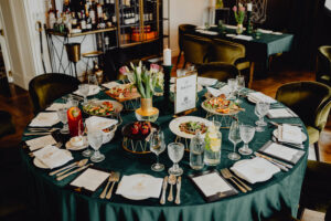 Piękny okrągły stół na przyjęciu chrzcielnym w Hotelu Traugutta.