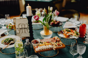 Wiosenne tulipany na stole restauracji w Hotelu traugutta.