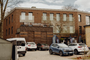 Budynek Hotelu Traugutta widziany z ulicy Traugutta. Widać cały Hotel.