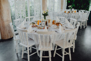 Rozstawienie okrągłych stołów w Siedlisku Szeriwan w Białymstoku.