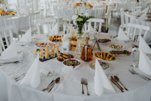 Piknie przygotowany stół na przyjecie chrztu świętego.